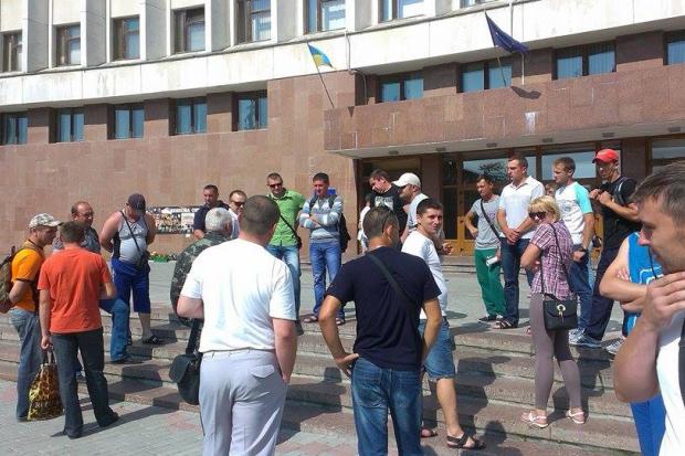 Рятувальники говорять, що прийшли підтримати аналогічну акцію, яка відбувається зараз в Києві та у різних містах України