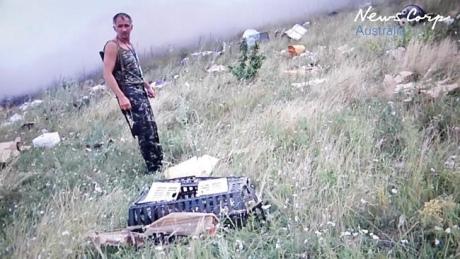 На відео видно, як одному з командирів бойовиків надходить дзвінок на мобільний телефон, в ході якого він дізнається, що