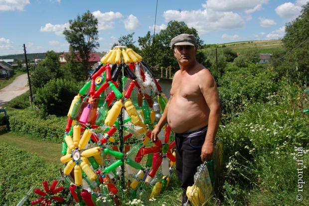 Побачившиу Коломиї славнозвісний музей Писанку, чоловік і собі захотів таке вдома. Працював над нею майже три роки