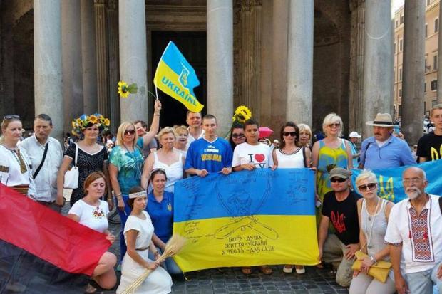 Під час маніфестації української громади проти російської агресії туристи нецензурно лаялися в бік маніфестантів і не ре