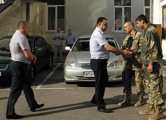 Проводжати прикарпатських міліціонерів у східний регіон України прийшли як зазвичай їх колеги, рідні та друзі | Фото: СЗ