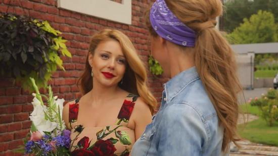 Зірка вирощує біля дому англійські троянди, а також кукурудзу, цибулю, буряки тощо. | Фото: svitske.1plus1.ua