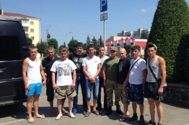 З метою укріплення позицій наших бійців та зменшення їхніх втрат у зоні бойових дій на сході України 10 долинян вирушили