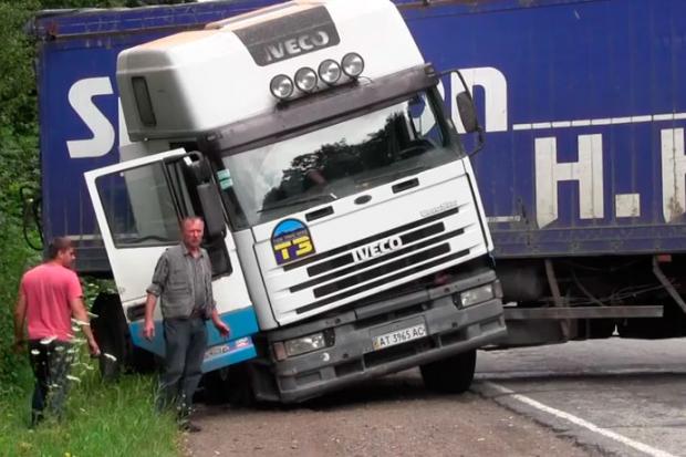 За словами правоохоронців, водій "Ауді" твердить, що йому стало зле за кермом | Фото: Скрін з відео