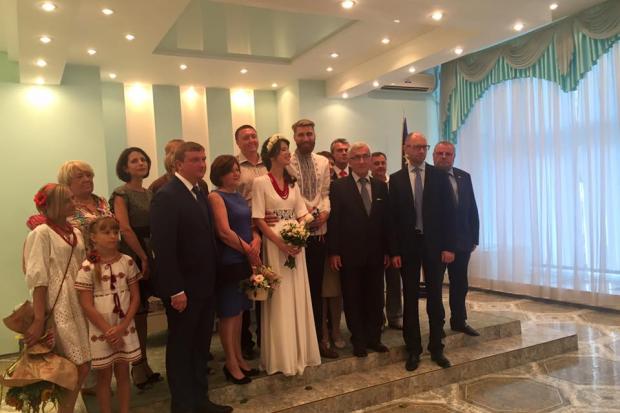 У Дніпропетровську урядовці зробили фото на пам'ять з молодятами з Краматорська та Маріуполя