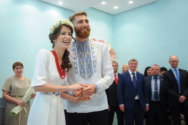 Молодята родом з Донбасу, але познайомилися у Львові. | Фото: Facebook/Арсеній Яценюк