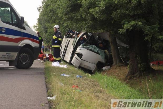 Автобус з&rsquo;їхав на зустрічну смугу, потрапив у кювет і врізався у дерево. Кількість жертв зростає.