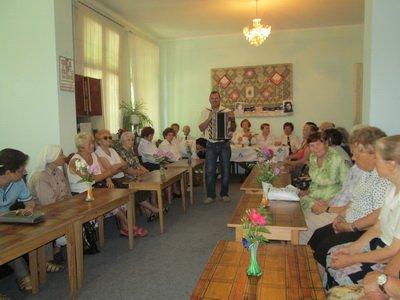 Учасники зустрічі поділилися спогадами про життя воєнних років, читали вірші, згадували фронтове минуле та співали пісні