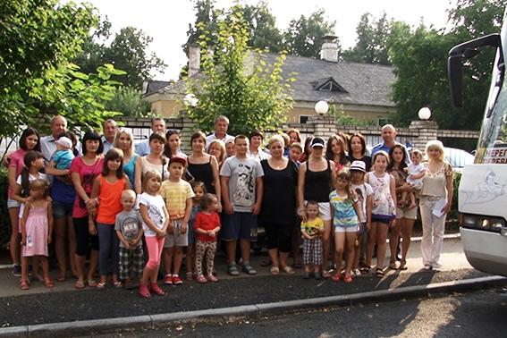 У Коблево поїхало близько 30 дорослих та дітей. | Фото: mvs.gov.ua