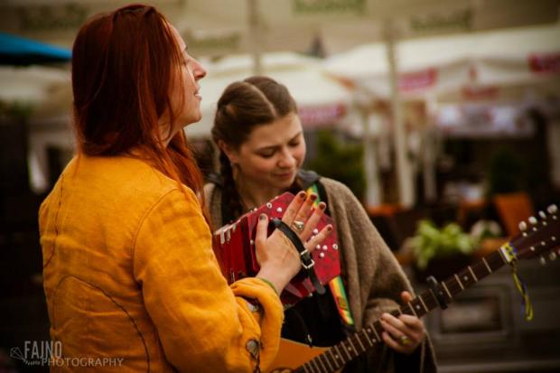"Оленки" часто грають просто неба, в різних містах України та Європи. Марічка стверджує, що це &mdash; хороший
