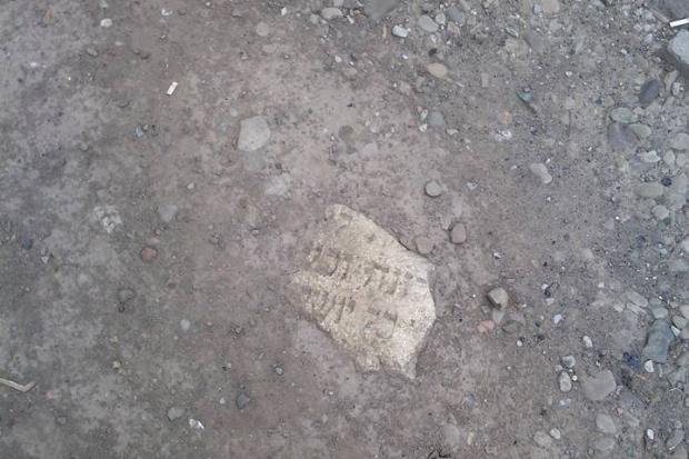 Плита розташована поблизу автобусної зупинки, де щодня проходять сотні людей | Фото: Любомир Кава