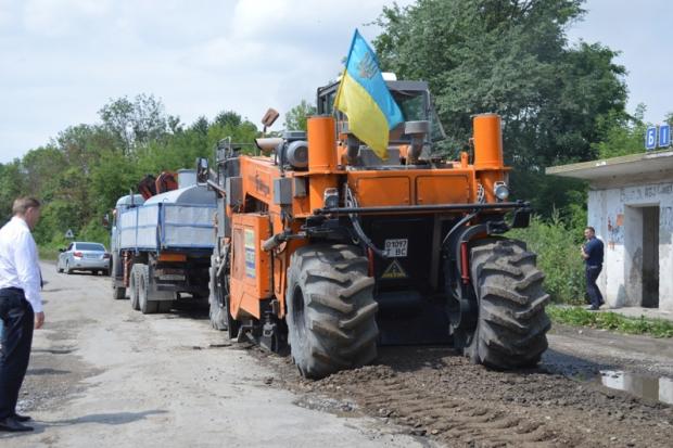 П'ять нардепів Прикарпаття зупинили будівництво дороги на Львів у Більшівцях і пообіцяли скинулися по 10 млн гривен
