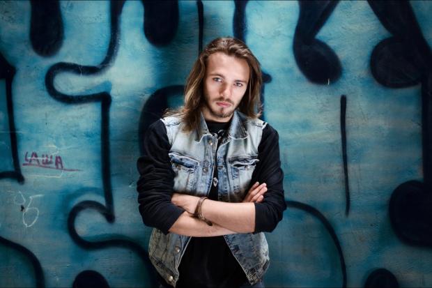 Ти любиш, ненавидиш, цілуєш, обіймаєш, вбиваєш, потім помираєш сам, робиш подвиги і переживаєш найгостріші, найяскравіші