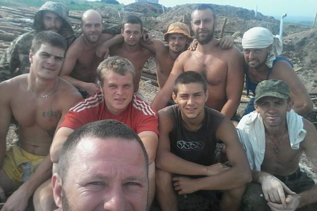 Заступник голови РДА Віктор Гільтайчук зробив селфі з хлопцями. | Фото: Віктор Гільтайчук/Facebook