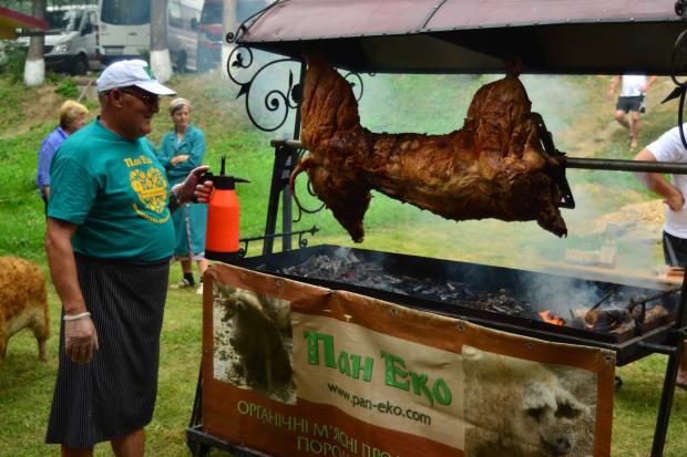 Виробники продукції &laquo;Пан Еко&raquo; з села Ботар (Закарпаття) готували карпатську кухню на вогні. Їхні вироби зроб