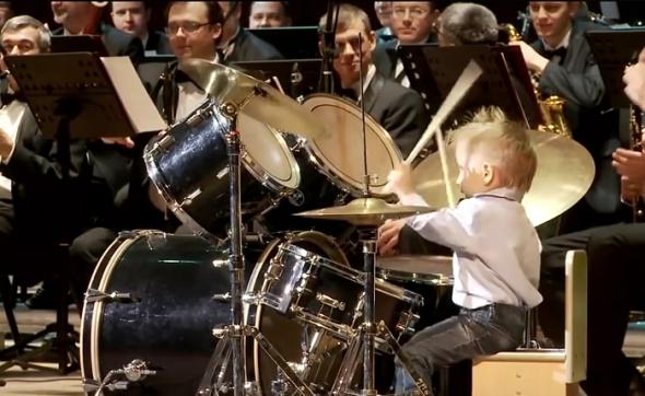 Зараз хлопчику уже п'ять років, але він грає на сцені ще з трьох.