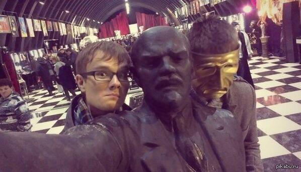 У змаганнях переможе команда, учасники якої опублікують в соціальних мережах більшу кількість селфі з Леніним | Фото: pi