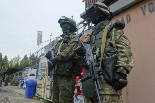 Японці ретельно підбирають деталі образів українських військових | Фото: rastamandita.livejournal.com