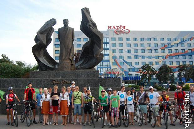 Велосипедисти з вадами зору долали тисячі кілометрів на велосипедах-тандемах, на яких одночасно можуть їхати дві людини