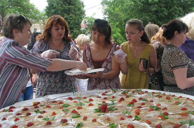 На День міста калушани, зазвичай, їдять млинці та вареники. | Фото: vikna.if.ua