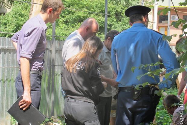 Під час робіт комунальники натрапили на людські останки &ndash; череп та кістки без плоті. Знайдено і чорне волосся. | Ф