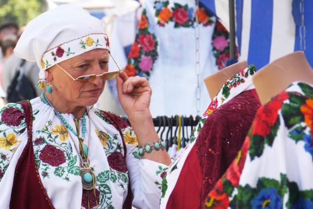 У колекції Ганни Петрук з Прикарпаття є вишиванки, яким уже понад сто років. | Фото: day.kiev.ua