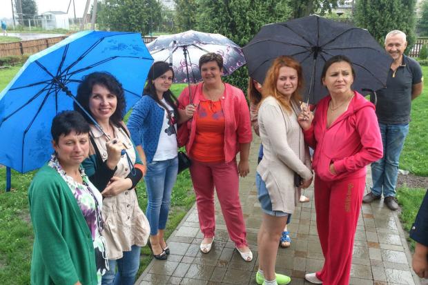 У рідному селі Андрея Шептицького калушани прогулювалися під дощем | Фото: Калуська Центральна Бібліотека ім. Т.Г. Шевче