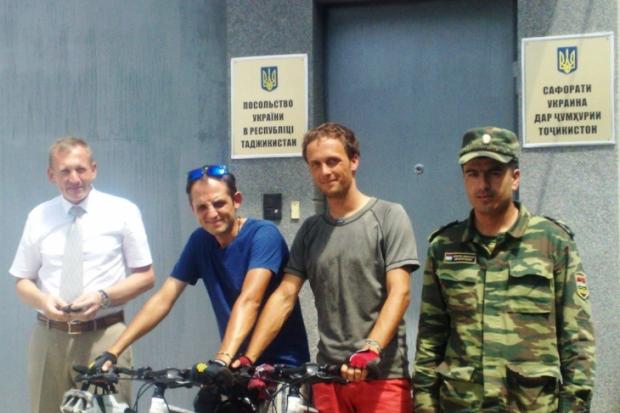 Посольство України у Таджикистані стало першим, яке мандрівники відвідали на своєму шляху. | Фото: Посольство України в 