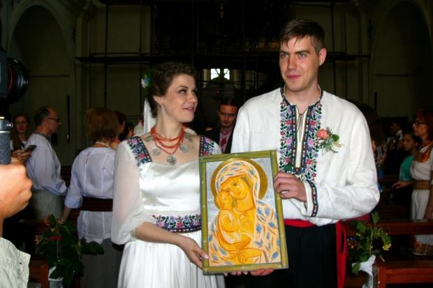 Усі весільні кошти молодята вирішили віддати на благодійність | Фото: vgolos.com.ua