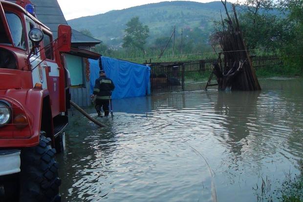В результаті забиття пропускних труб в місті Яремче відбулось підтоплення семи житлових будинків | Фото: прес-служба Упр
