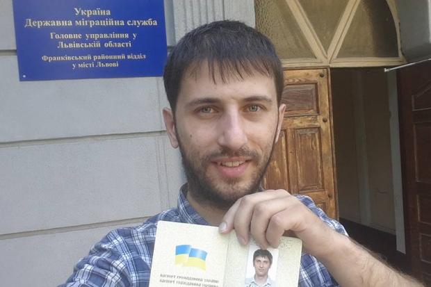 Святослав Літинський отримав паспорт заповнений лише українською мовою | Фото: Facebook/Svyatoslav Litynskyy