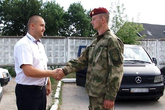 Володимир Данилович подарував правоохоронцям для поїздок на Схід України восьмимісний мінівен