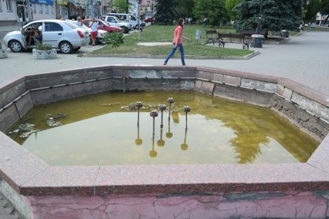 Ремонтуватимуть фонтани хіба що наступного року | Фото: galslovo.if.ua