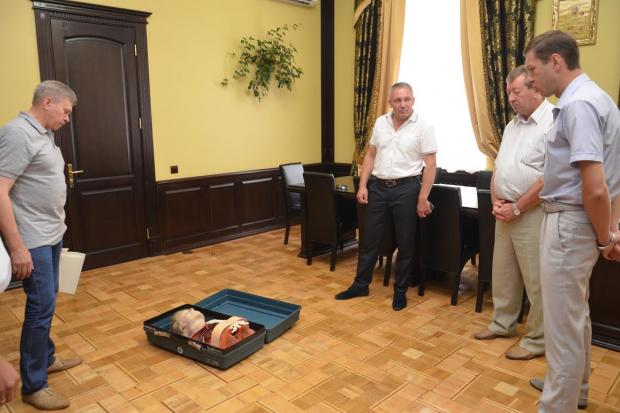 Тренажер дозволяє на практиці відпрацьовувати непрямий масаж серця та штучну вентиляцію легенів | Фото: Прес-служба УСБУ