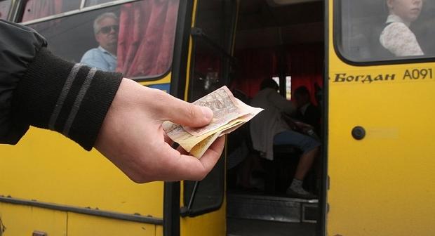 25 березня Кабінет Міністрів України скасував державне та муніципальне регулювання тарифів на пасажирські перевезення, о