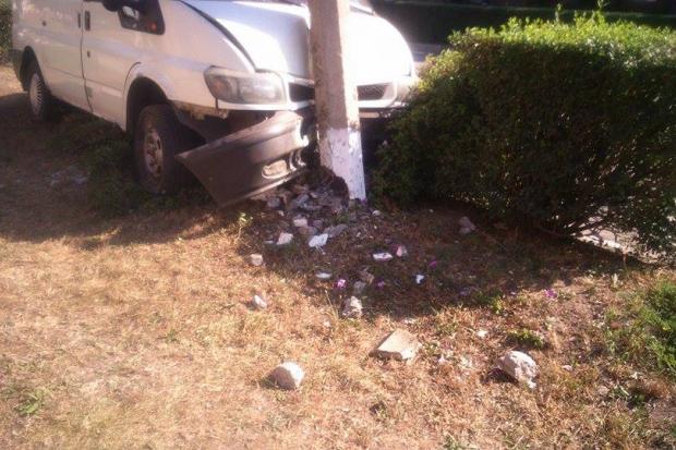 Водій досі не може завбрати з місця ДТП свого мікроавтобуса | Фото: Ігор Мудрик