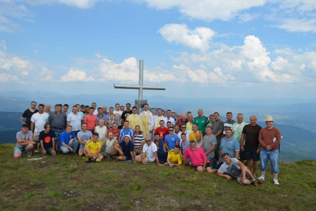 Чоловіки таборують на горі Драгобрат | Фото: Ігор Ганжа/Facebook
