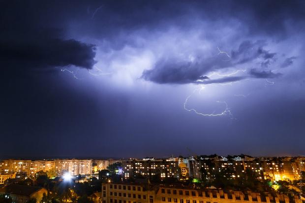 Зірок не було, дощу теж. Були лиш блискавиці. Зате які! | Фото: Andy Shustykevych/Facebook