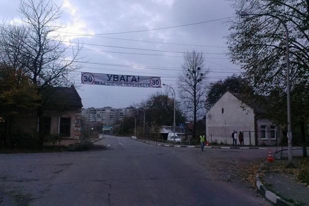 Мешканців аварійного будинку не могли відселити понад 10 років. Тепер у трикімнатній квартирі для них роблять ремонт | Ф