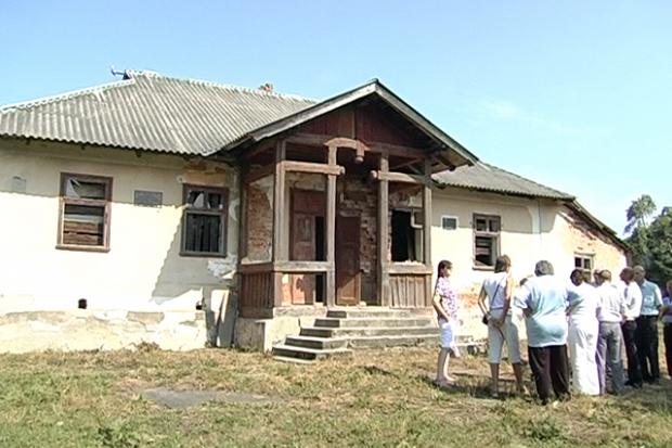 Щоб відреставрувати хатину, необхідна згода церковної громади. | Фото: ntktv.ua