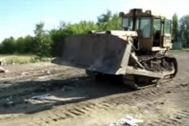 Три тушки заморожених гусей угорського виробництва у Росії знищували бульдозером | Фото: unian.ua