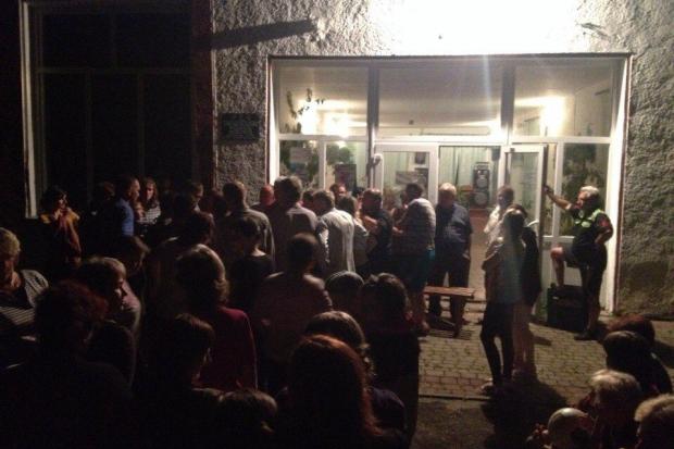 Близько півсотні мешканців Оболоні вчора ввечері прийшли до сільської ради | Фото: Михайло Федай