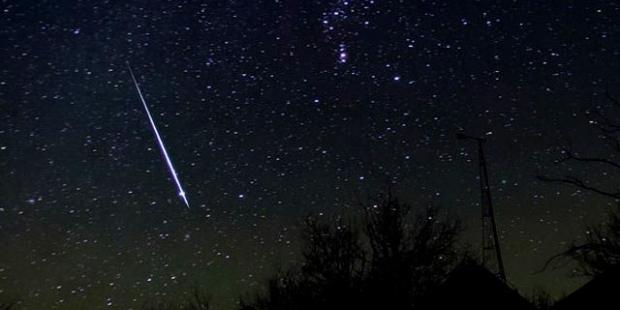 Завдяки тому, що в цей період наступав молодик, фотограф зміг зняти зорепад максимально чітко | Фото: skyandtelescope