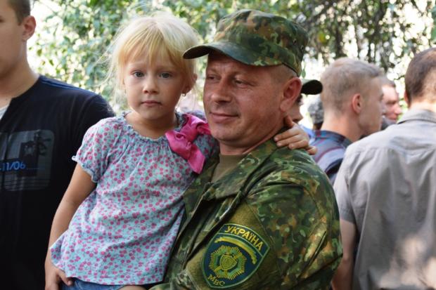 У натовпі було чути, як п'ятирічна дівчинка вигукнула: "Мамо, я не відпущу тата".  | Фото: blitz.if.ua