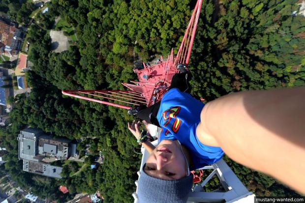 Житловий будинок на Котельницькій набережній &mdash; одна з семи легендарних висоток столиці. Її було зведено в 1938-195