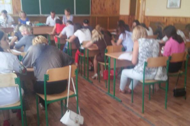 Xерез велику кількість претендентів на вакансію, розмістити їх у приміщенні міської ради не вдалося. Відтак іспит триває