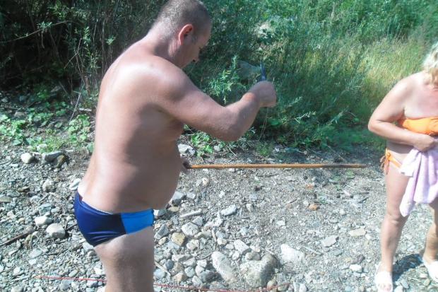 Під час огляду місця порушення було виявлено спінінг, чотири екрани та дві великі сітки | Фото: Дп Вигодське Лісове Госп