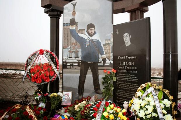 Невідомі викрали сім ялинок з могили Героя України Сергія Нігояна