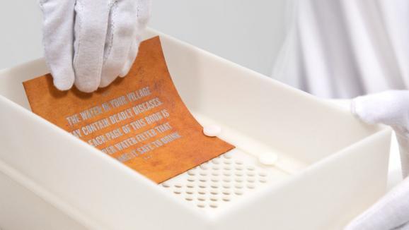 Книгу випробували в забруднених джерелах води Південної Африки, Гани та Бангладеш. Папір успішно видалив більше 99% бакт