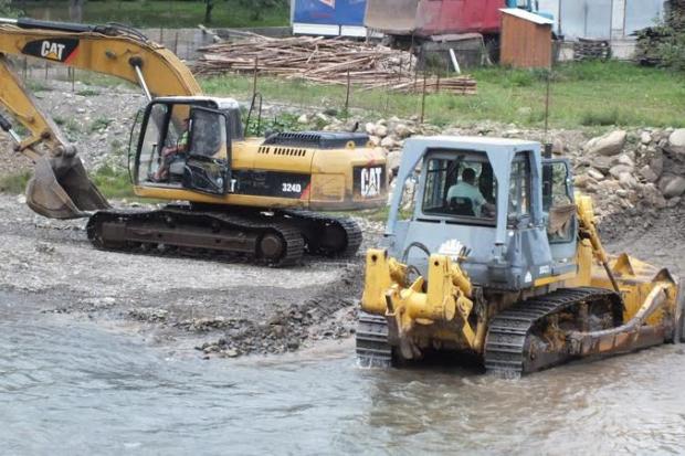 Ведуться роботи по закріпленню зруйнованого берега на довжині 117 метрів